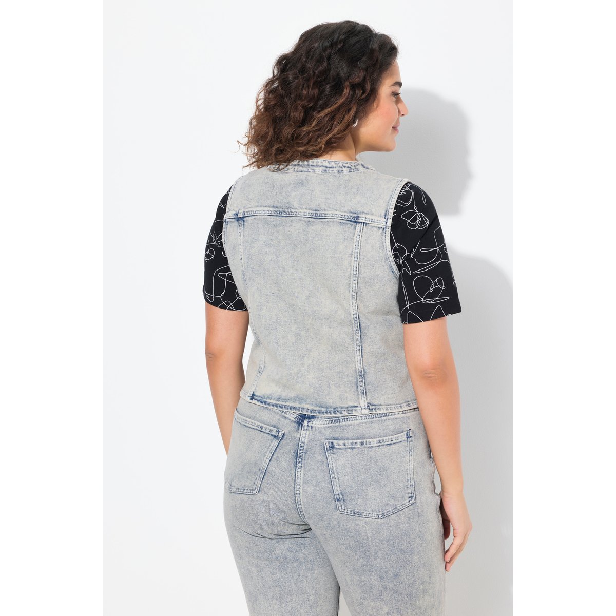 Gilet en jean stretch. Encolure V. Base en bleu jean mat, ULLA POPKEN