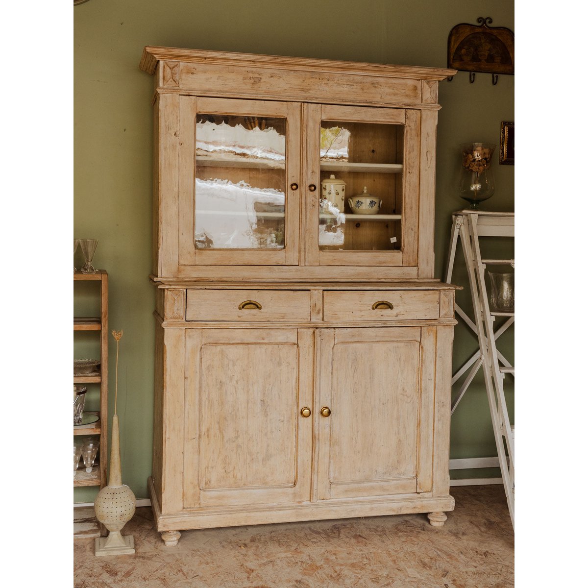 Buffet à deux corps en bois Gilbert N°1886 - Bon état bois clair, DEBONGOUT
