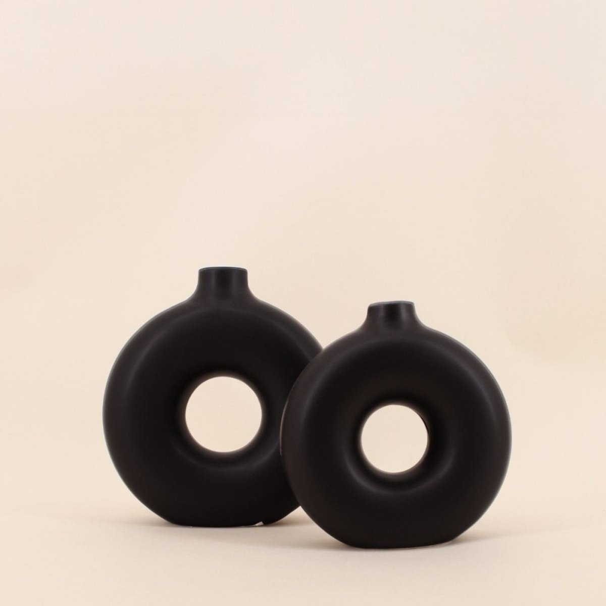 Set de 2 vases donuts en céramique noir, ORNAMI