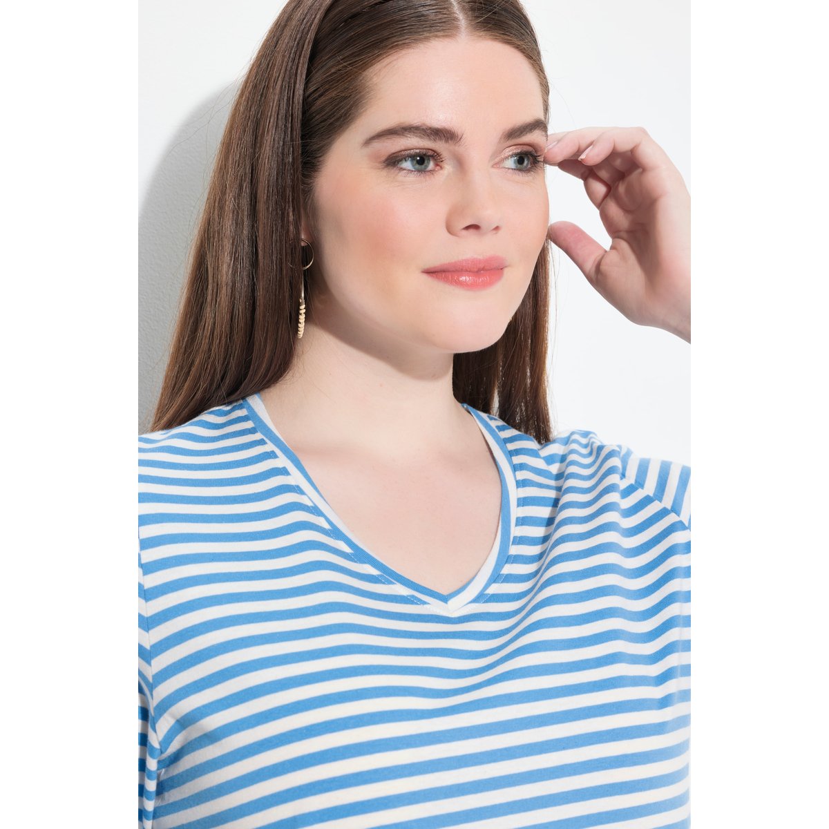 T-shirt rayé en coton bio. Col V et manches bleu ciel, ULLA POPKEN