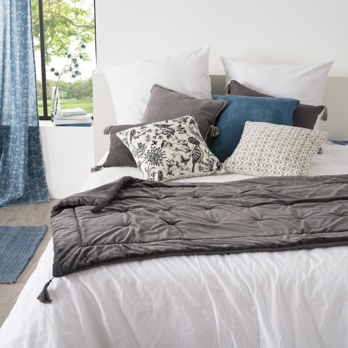 Édredon en velours avec pompons SONIA gris, ATMOSPHERA