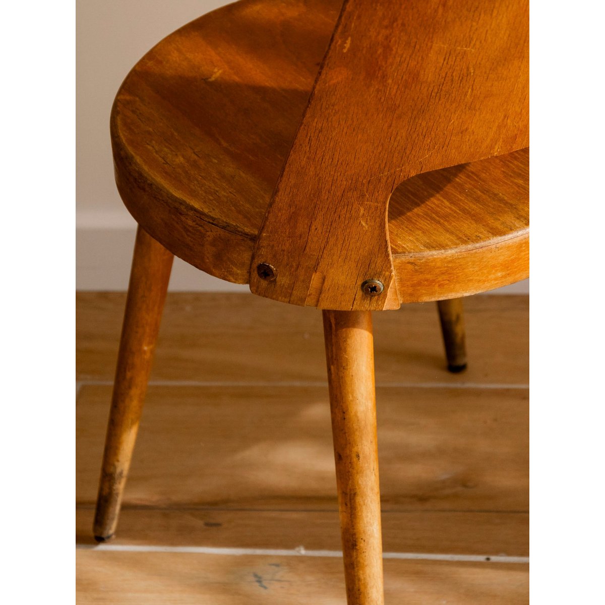 Chaise en teck foncé au design épuré Alma N°1940 - Bon état bois foncé, DEBONGOUT