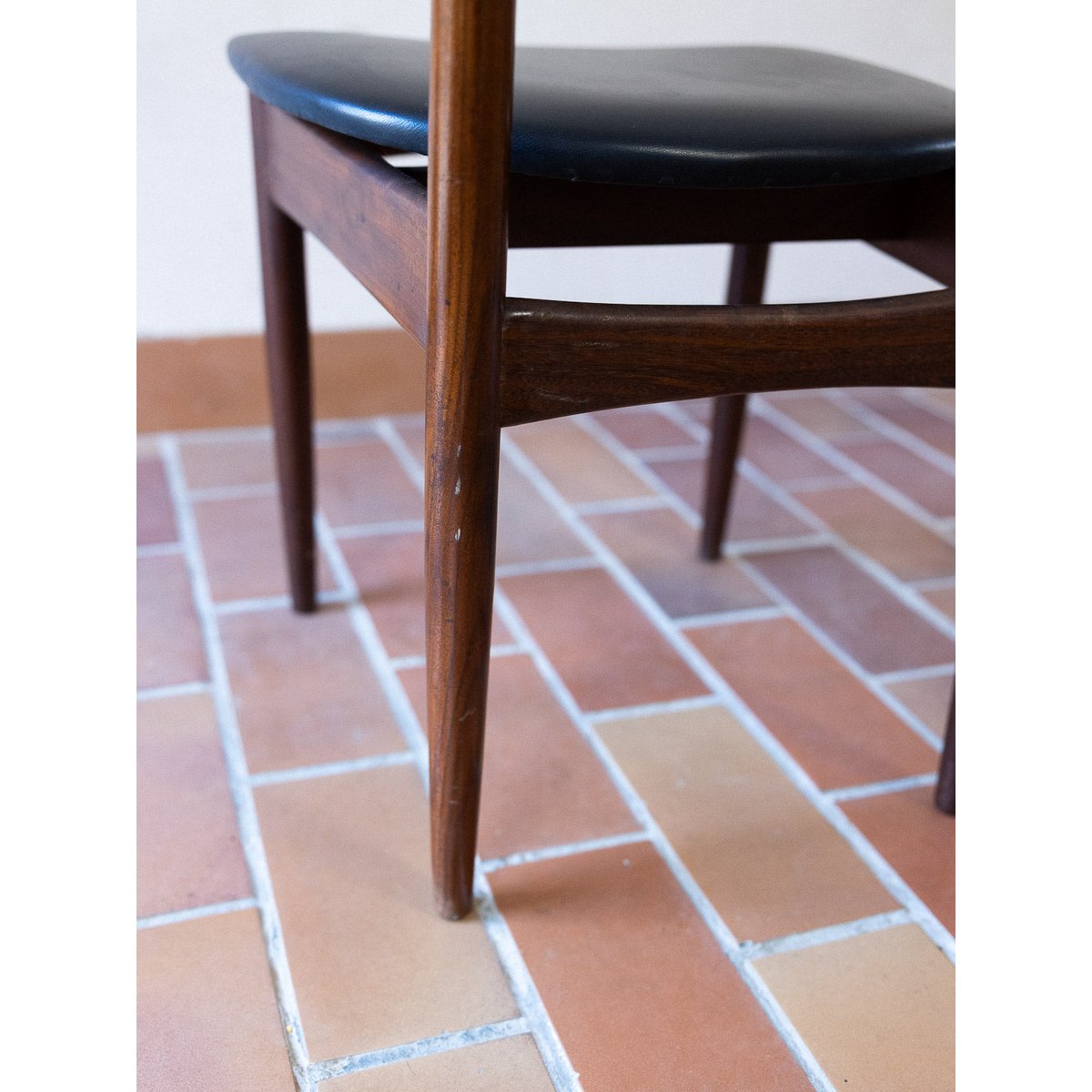 Lot de 5 sublimes chaises Alma N°1800 - Bon état bois foncé, DEBONGOUT