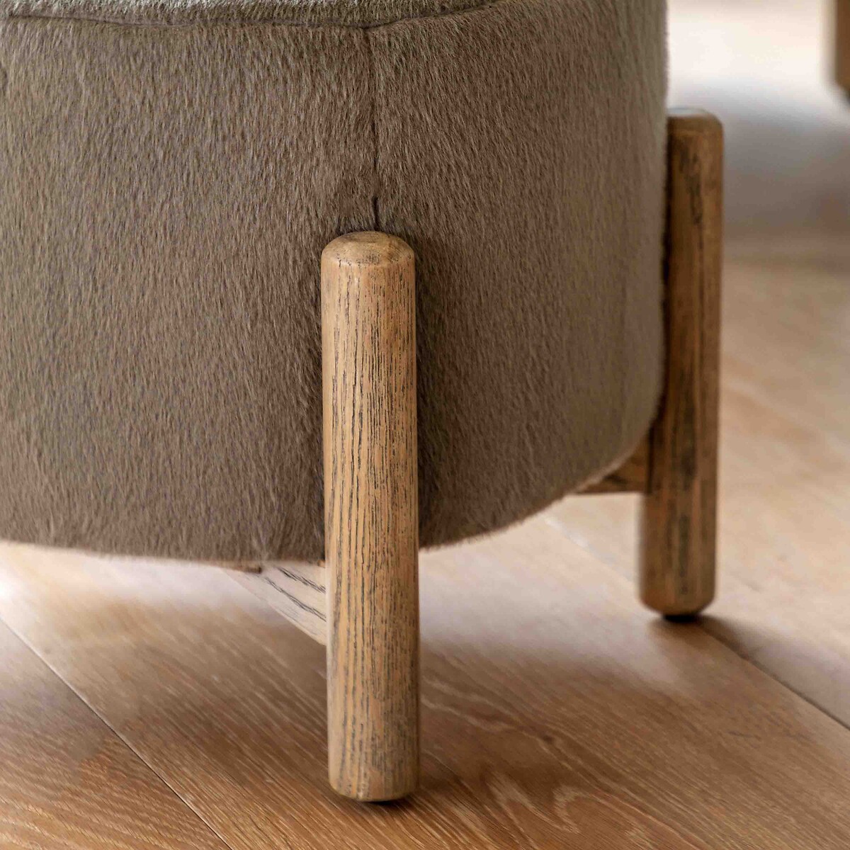 Tristan Faux Fur Footstool khaki, ÉDITÉ
