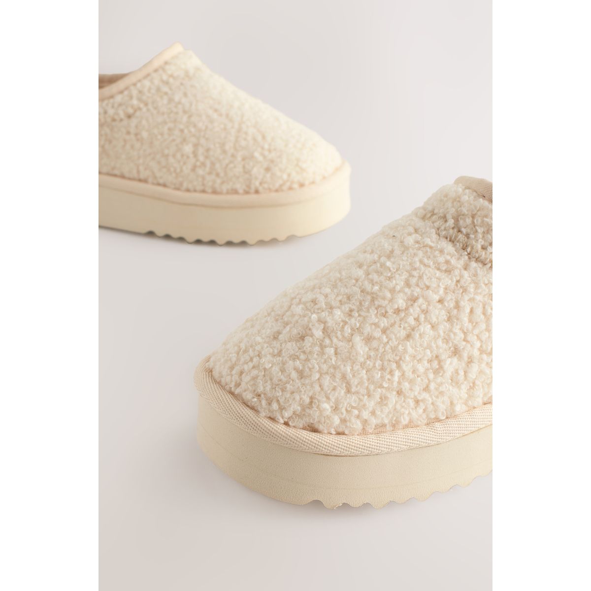 Chaussons plateforme avec doublure polaire crème borg, NEXT