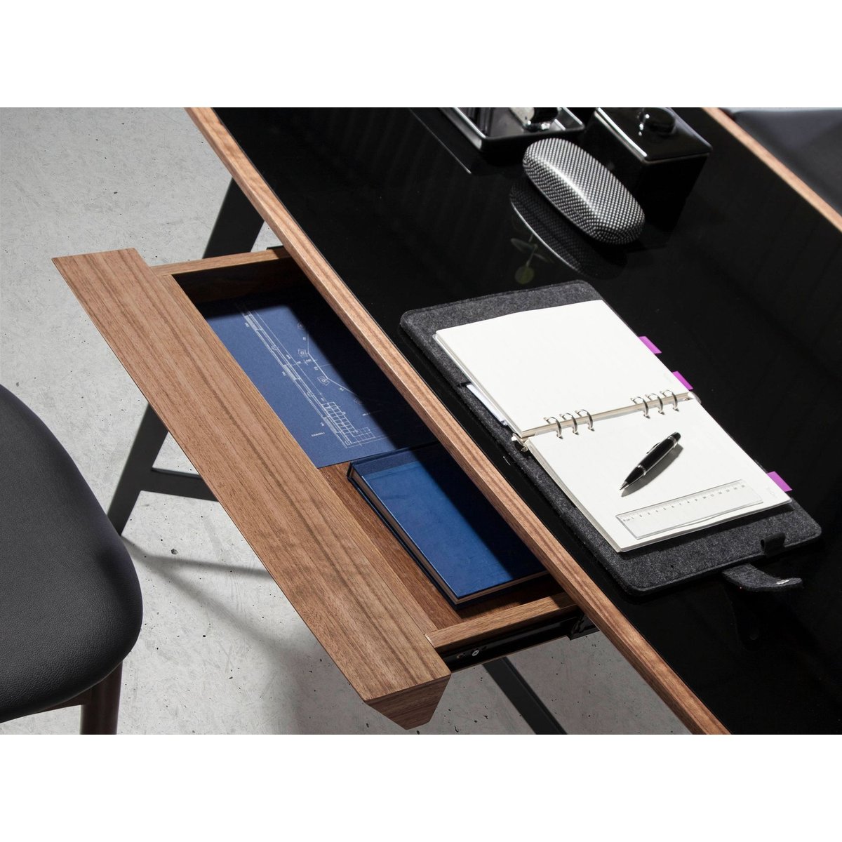 Bureau en noyer et acier noir avec plateau en verre noir noyer | noir, ANGEL CERDA