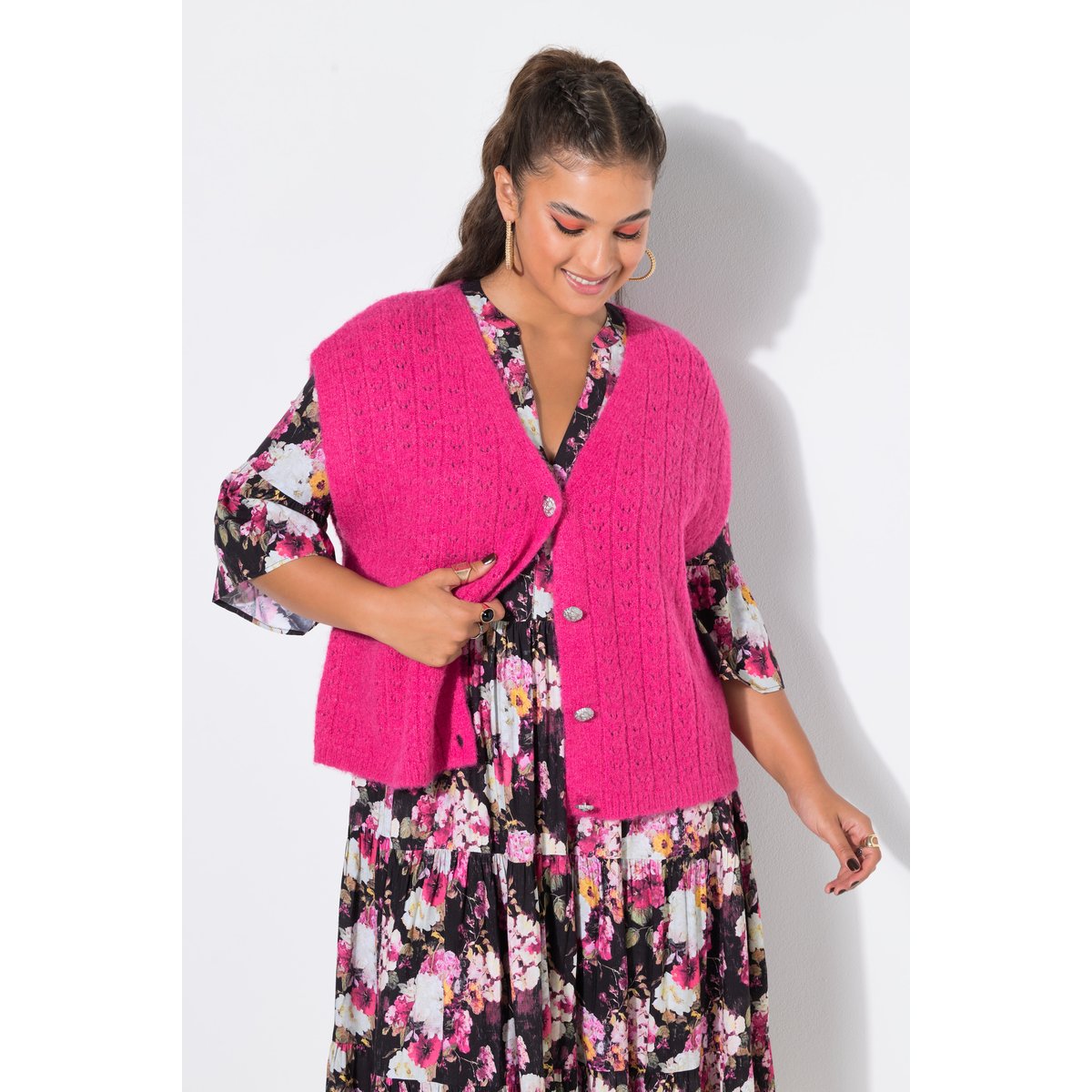 Gilet en maille ajourée, boutons fantaisie rose vif fuchsia, STUDIO UNTOLD