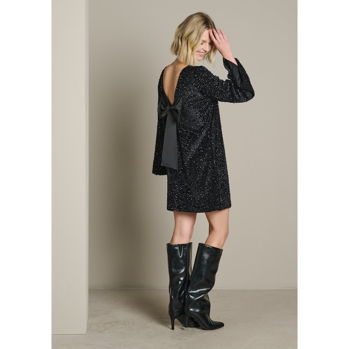 Robe courte en velours à sequins noir, LOLALIZA