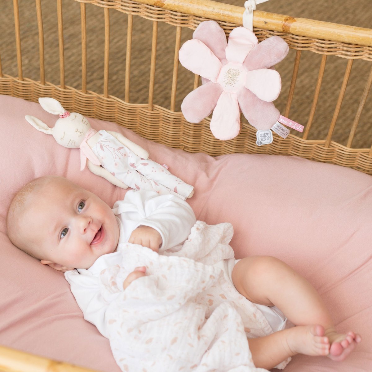 Peluche musicale fleur en coton bio rosa, TROIS KILOS SEPT