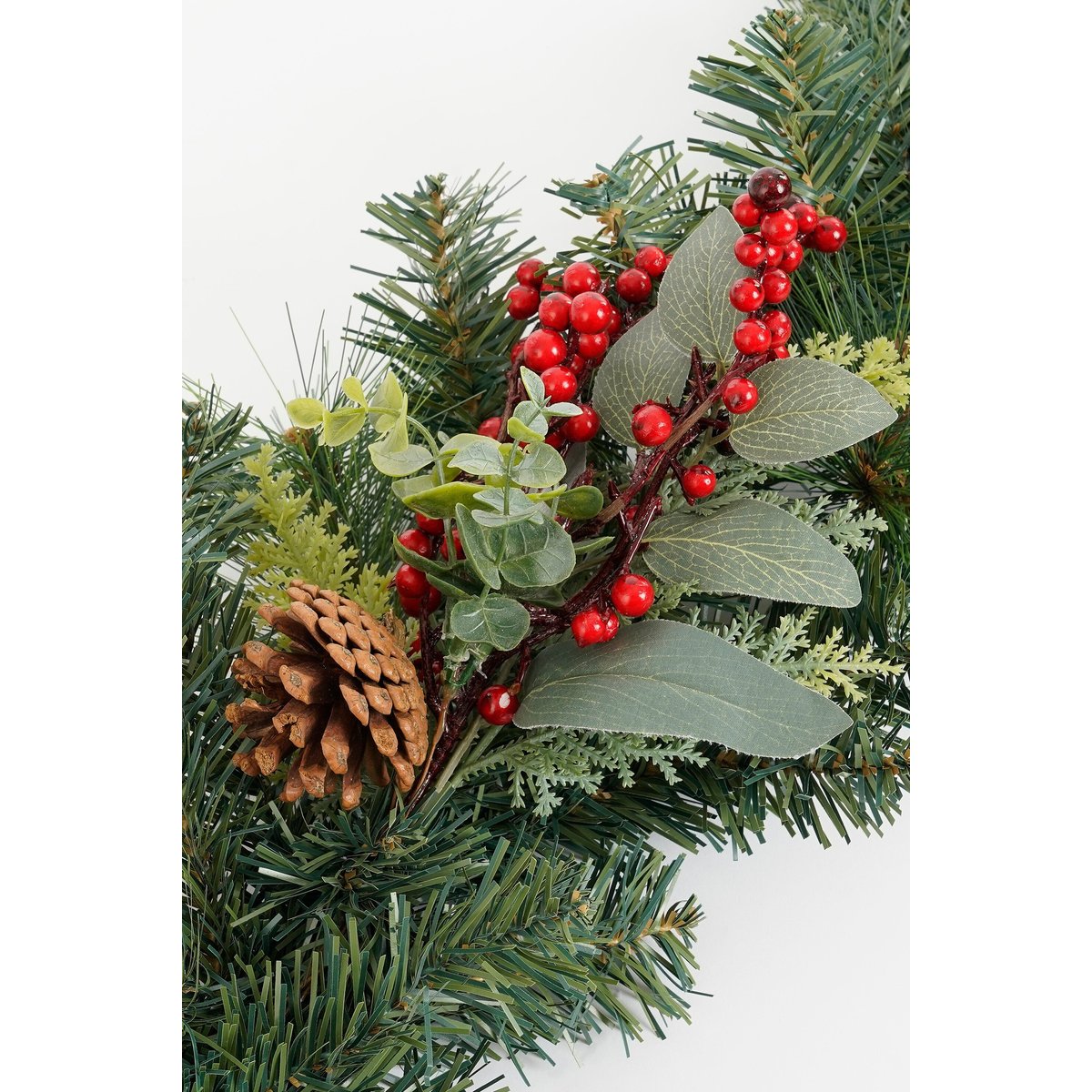 Guirlande de Noël enneigée avec pommes de pin HARVEY rouge, MICA DECORATIONS