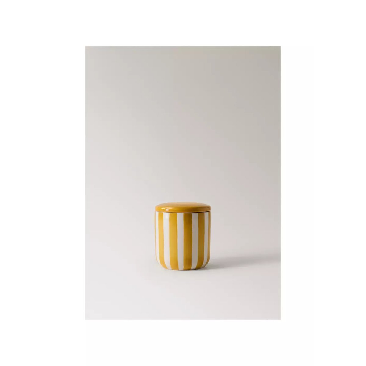 Gobelet de salle de bain en céramique avec rayures peintes moutarde, MANGO HOME