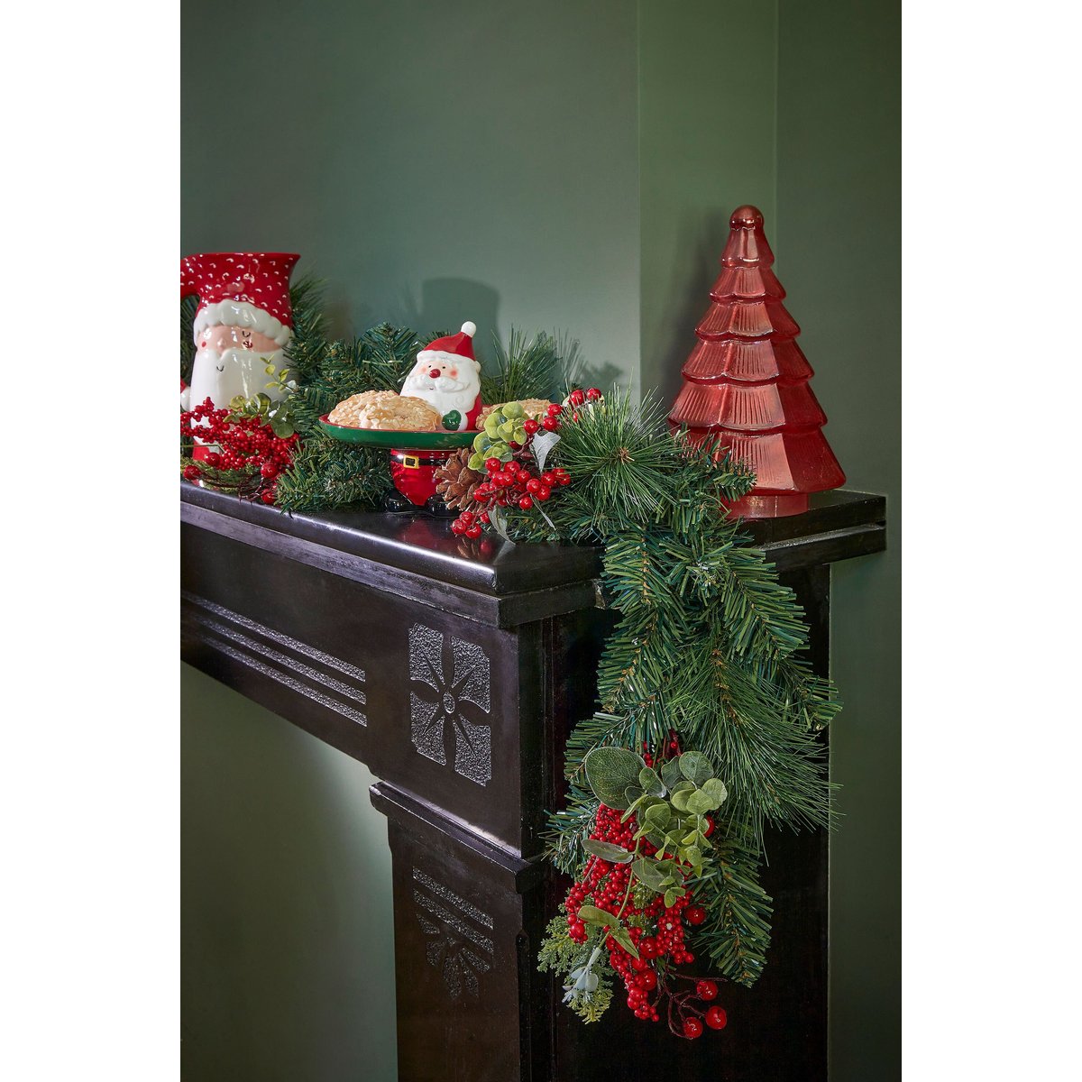 Guirlande de Noël enneigée avec pommes de pin HARVEY rouge, MICA DECORATIONS