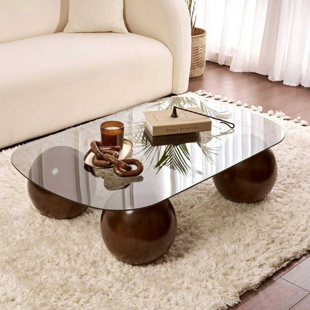 Table basse en verre bords arrondis, pieds boule KOCHI verre fumé, PIER IMPORT