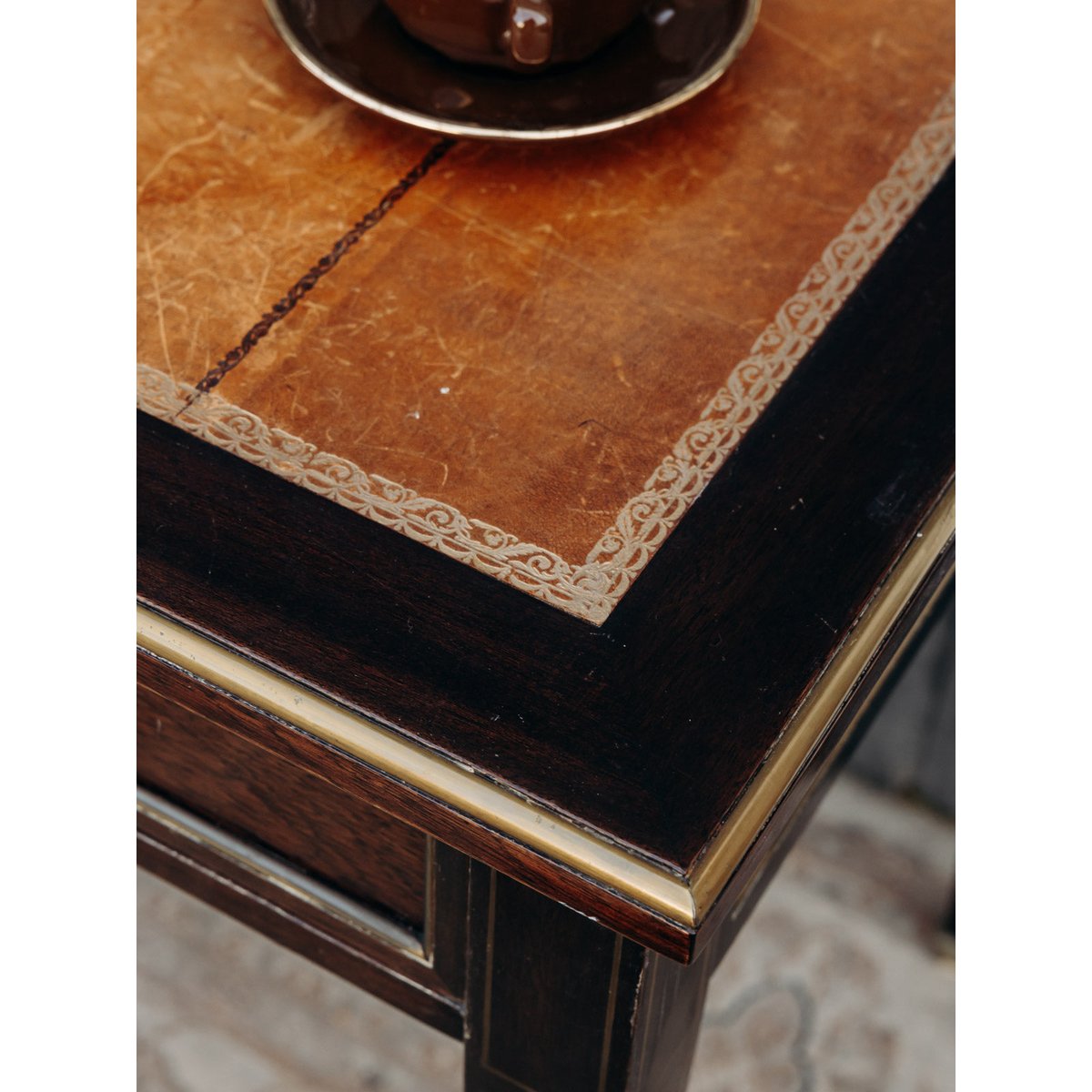 Bureau en bois et cuir Edouard N°497 - Bon état bois foncé, DEBONGOUT
