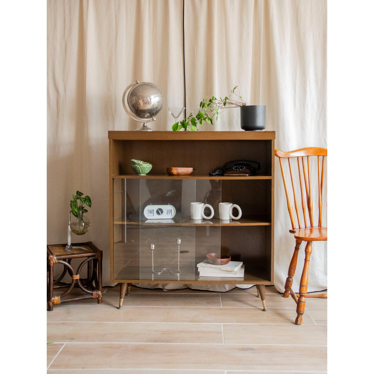 Vitrine en bois plaqué Victoria N°1303 - Bon état bois foncé, DEBONGOUT