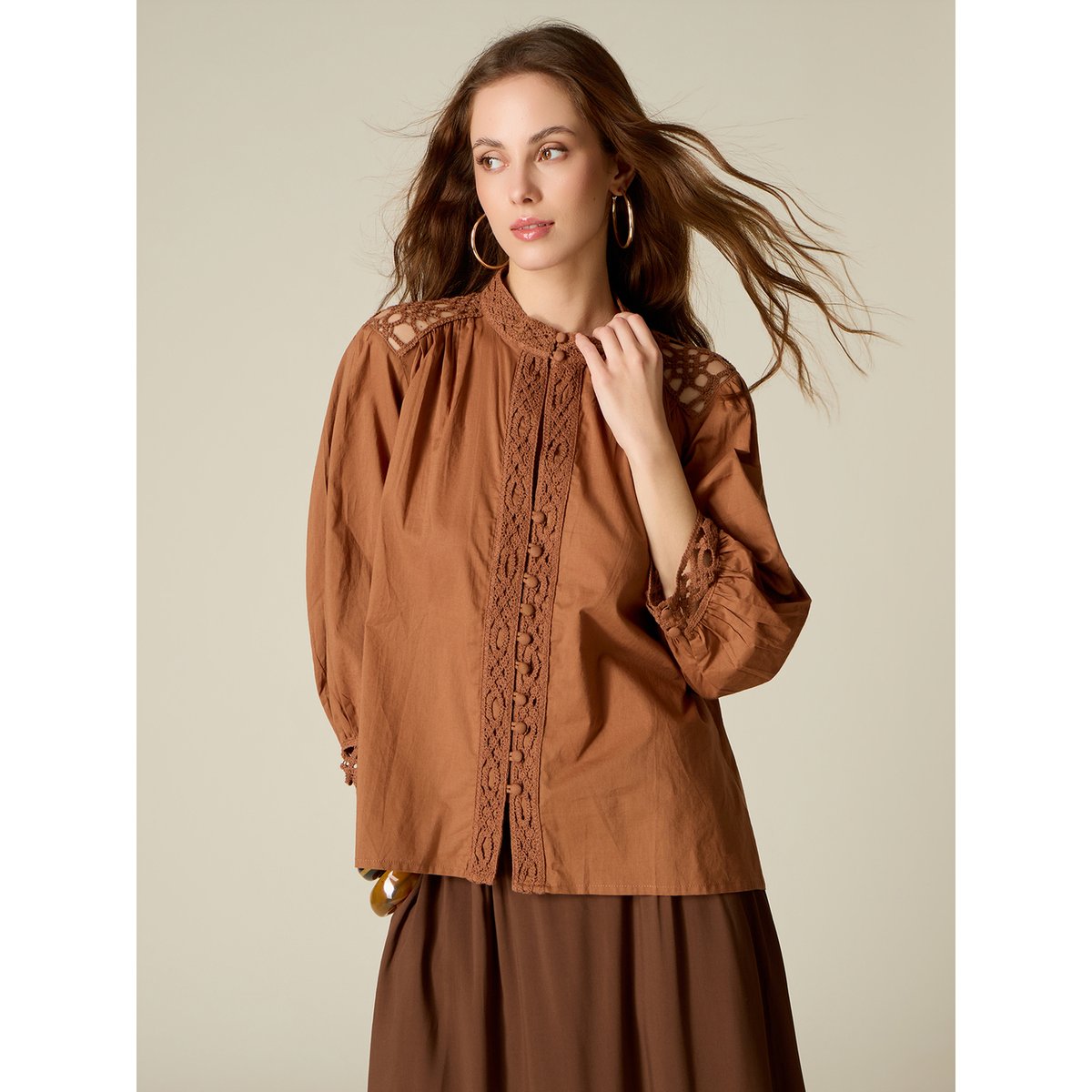 Blouse avec inserts en macramé marron, OLTRE