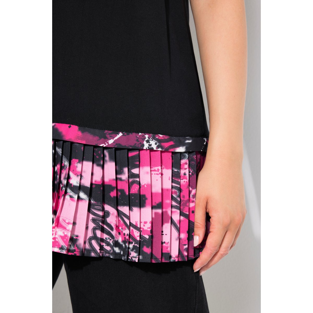 Blouse sans manche, décolleté en V noir, ULLA POPKEN