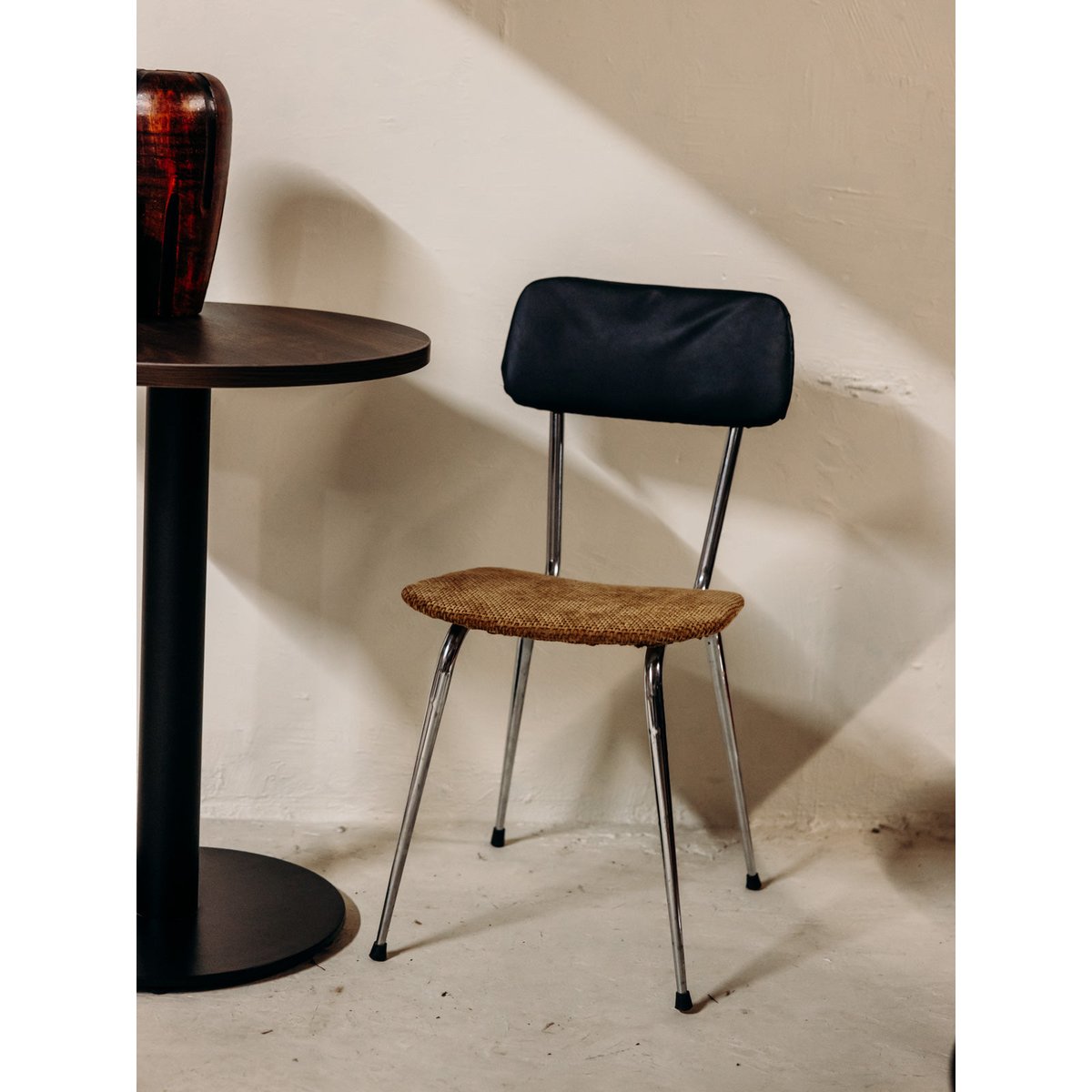 Chaise aux lignes épurées Alma N°1969 - Bon état vert, DEBONGOUT