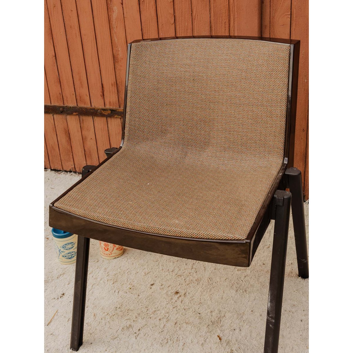 Chaise en plastique marron et tissu beige Alma N°2079 - Bon état marron, DEBONGOUT