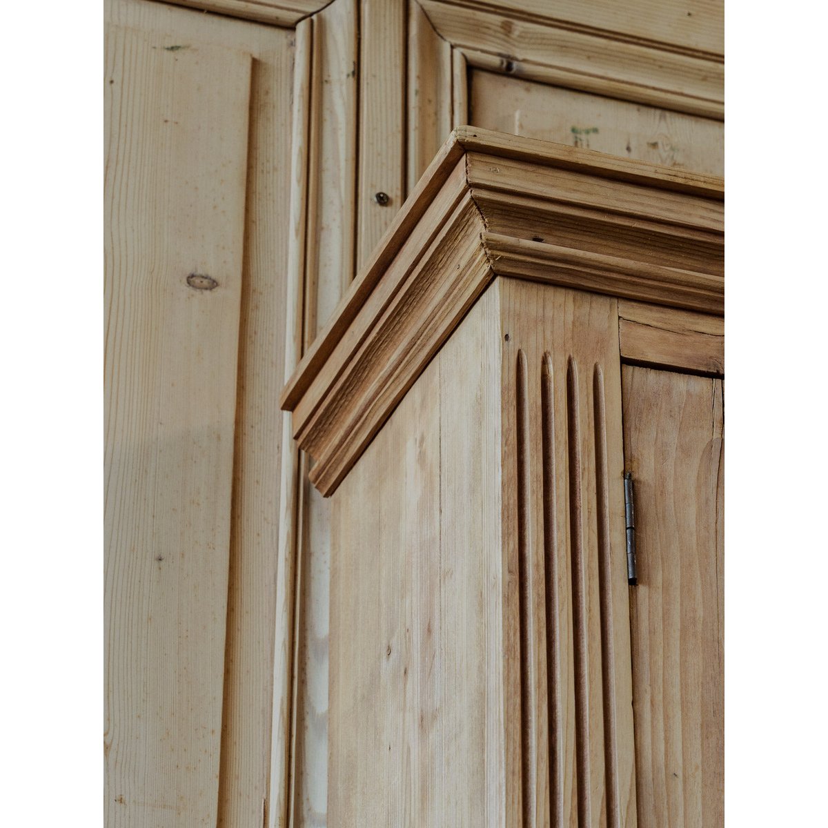 Buffet à deux corps en bois Gilbert N°1559 - Bon état bois clair, DEBONGOUT