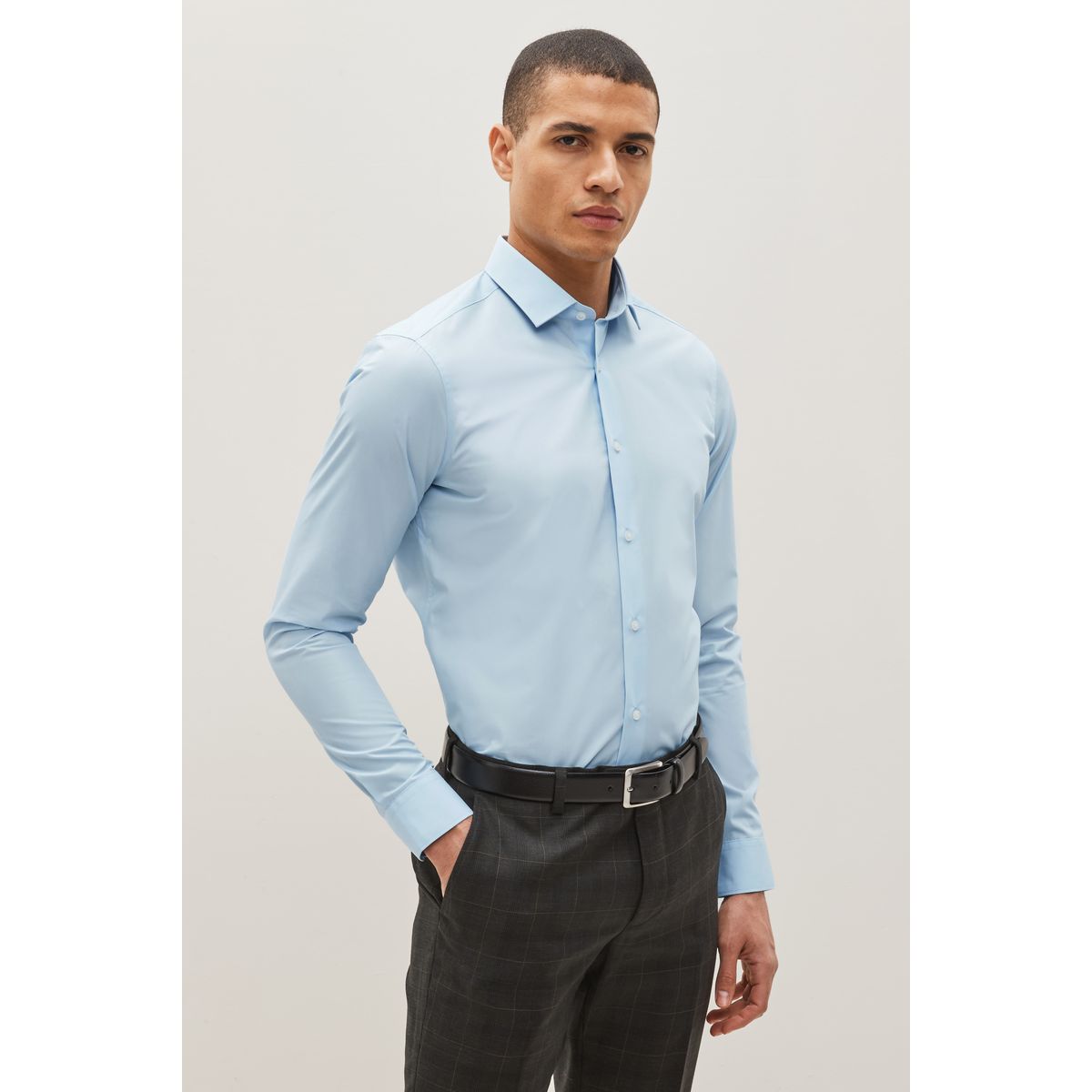 Chemise facile d'entretiencoupe skinny à manchette simple bleu clair, NEXT