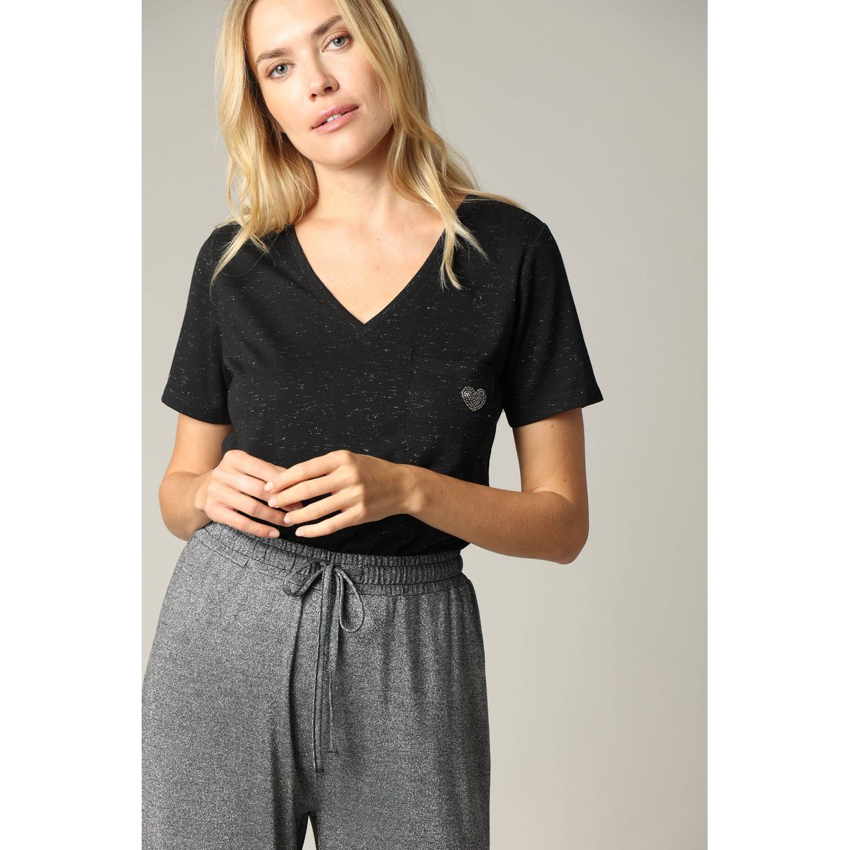 T-shirt col v avec détail coeur KELLIE black mel, DEELUXE