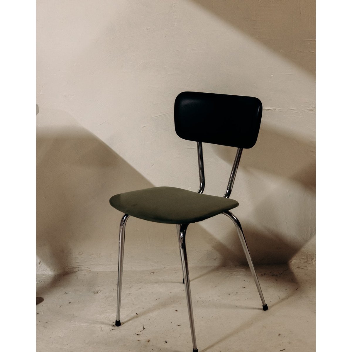 Chaise aux lignes épurées Alma N°1966 - Bon état noir, DEBONGOUT
