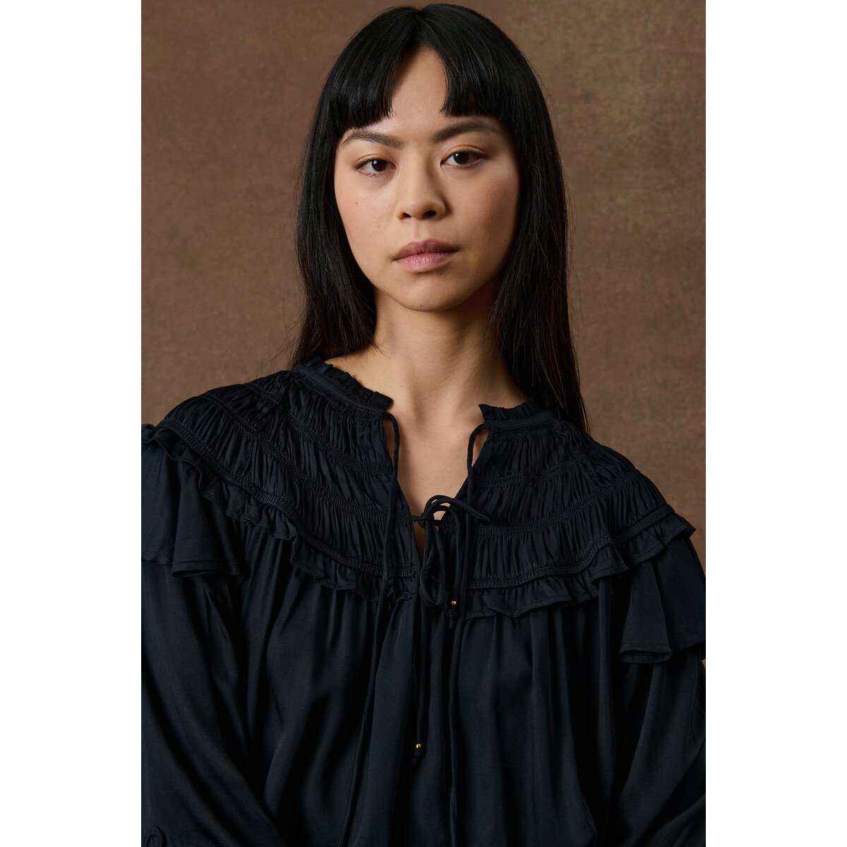 Gesmokte en geborduurde blouse met volants, PAOLINA zwart, LOUISE MISHA
