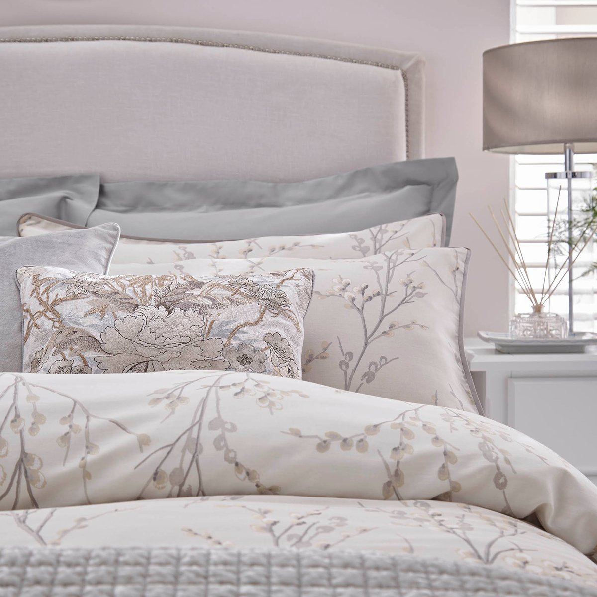 Parure de lit fleurie Pussy Willow Dove pour grand lit double gris tourterelle, LAURA ASHLEY