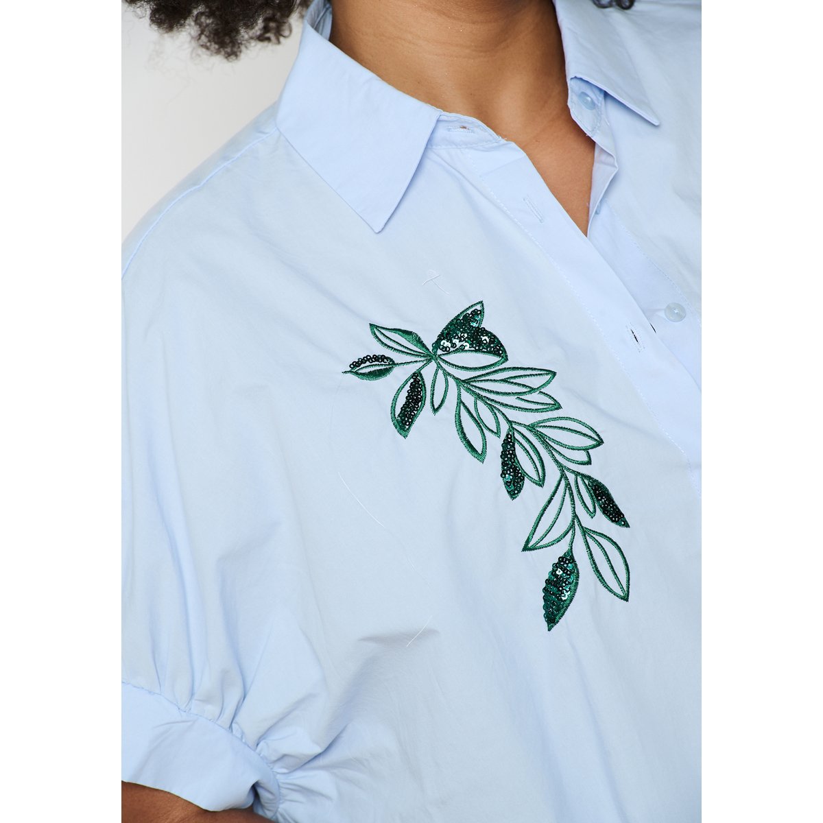 Chemise extra large avec broderie bleu pastel, LOLALIZA
