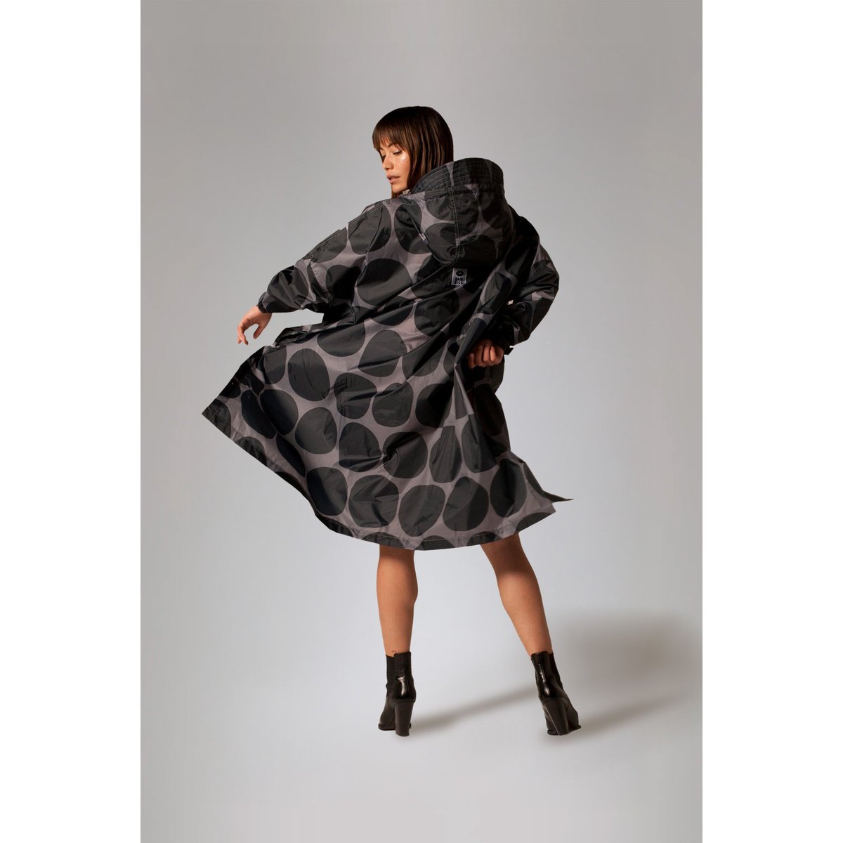 Poncho de pluie imperméable BLACK POLKA noir à pois, RAINKISS