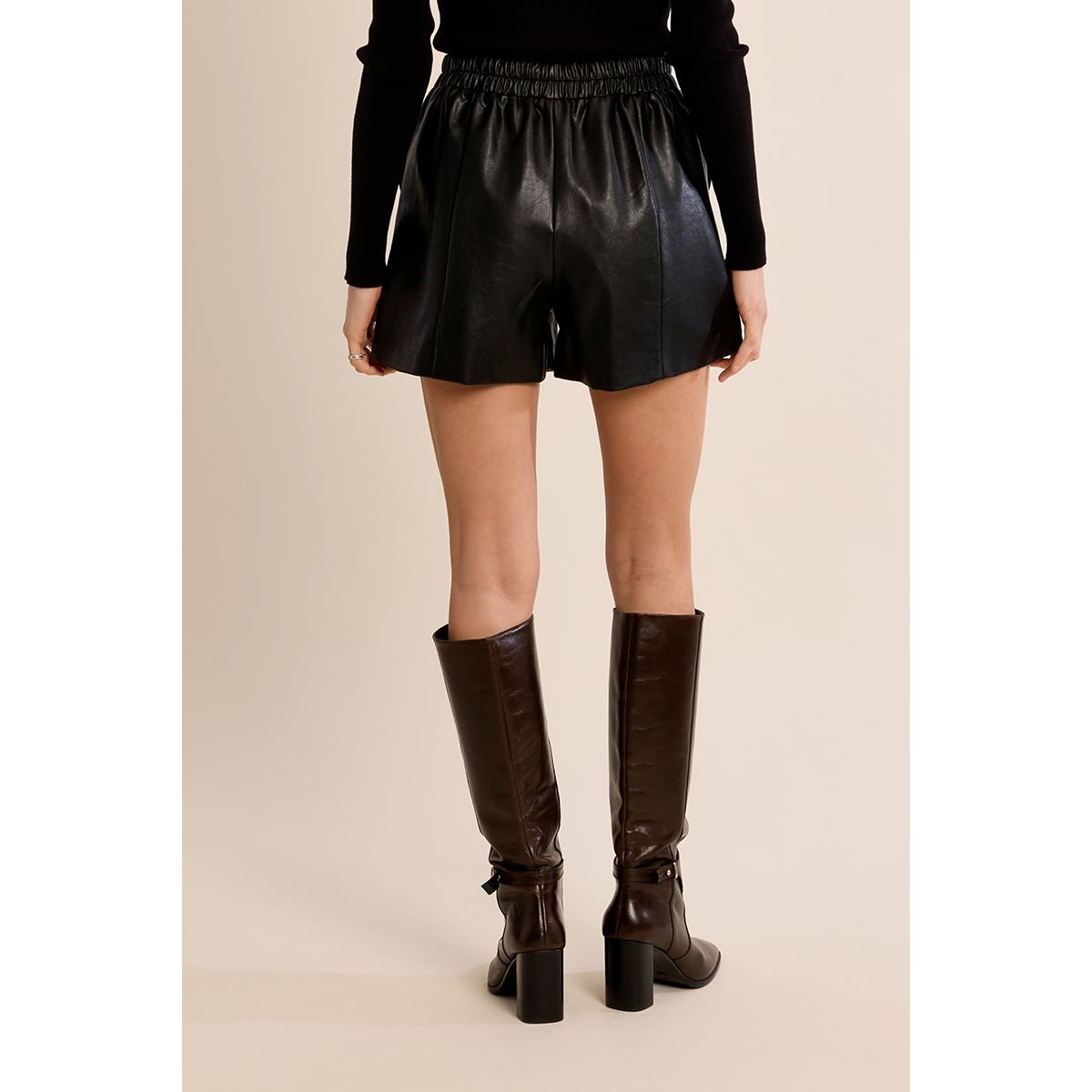 Short taille haute en simili-cuir noir, MOLLY BRACKEN