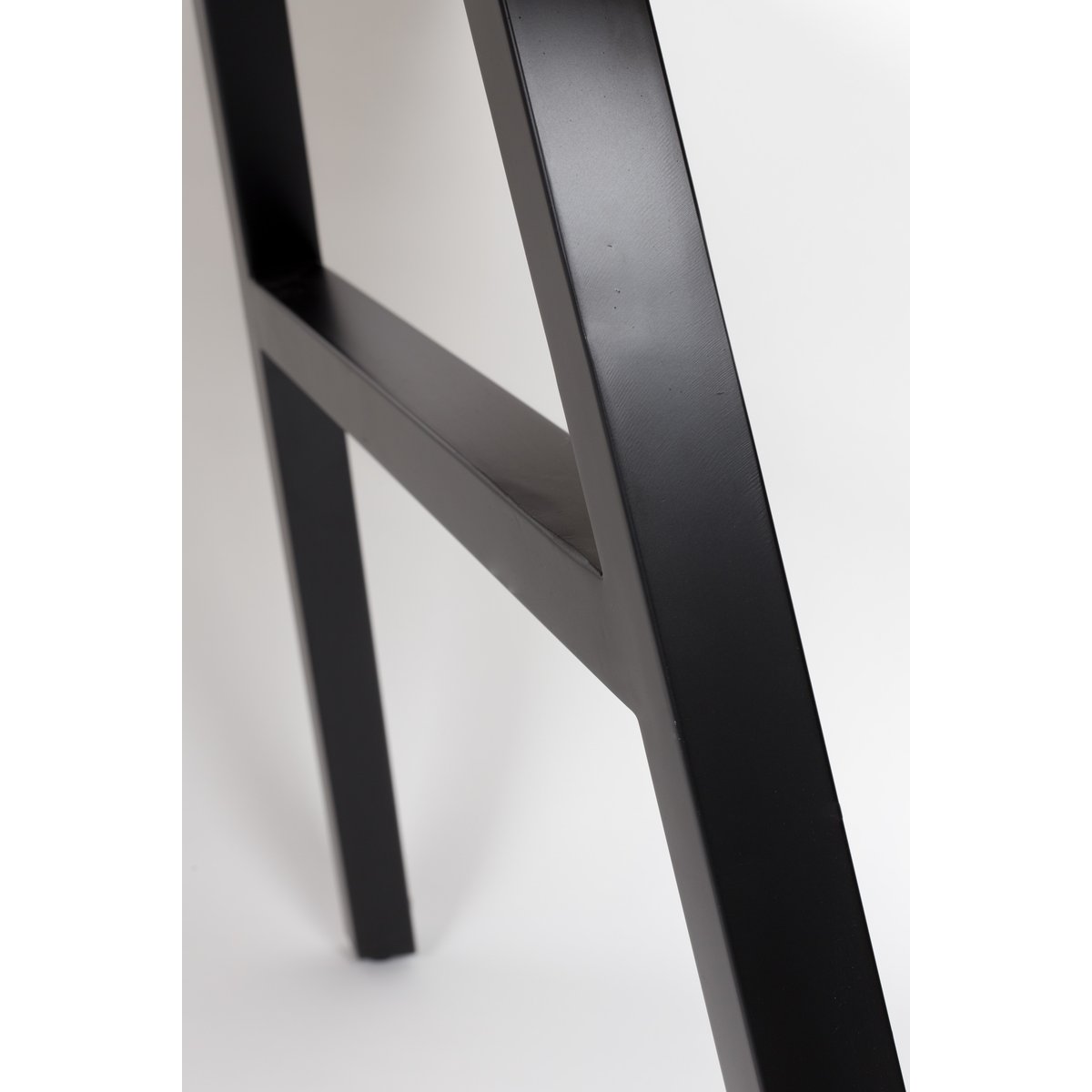 Table en bois rectangulaire 6 places Seth noir, ZUIVER