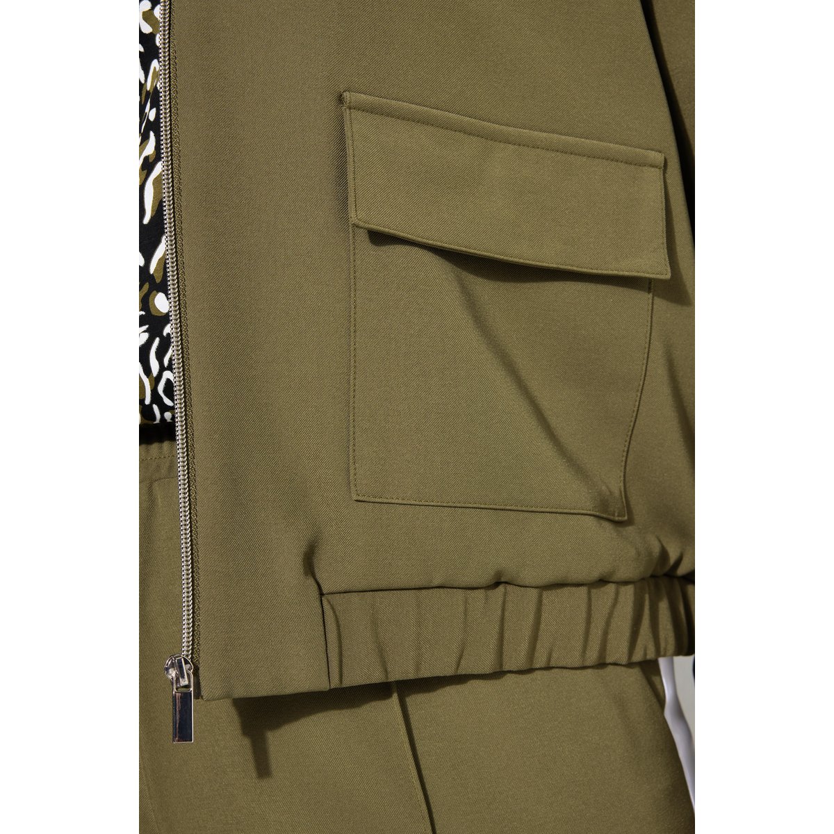 Blouson court. Manches longues et amples. olive foncé, STUDIO UNTOLD