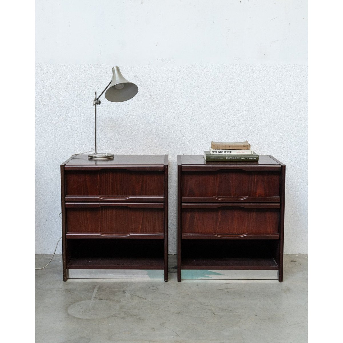 Paire de tables de chevet en bois foncé style 70's Maïa N°1618 - Bon état bois foncé, DEBONGOUT
