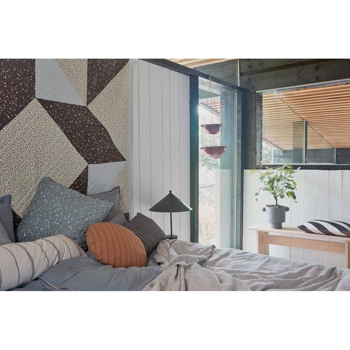 Pot en grès à relief LIVING anthracite, OYOY LIVING DESIGN