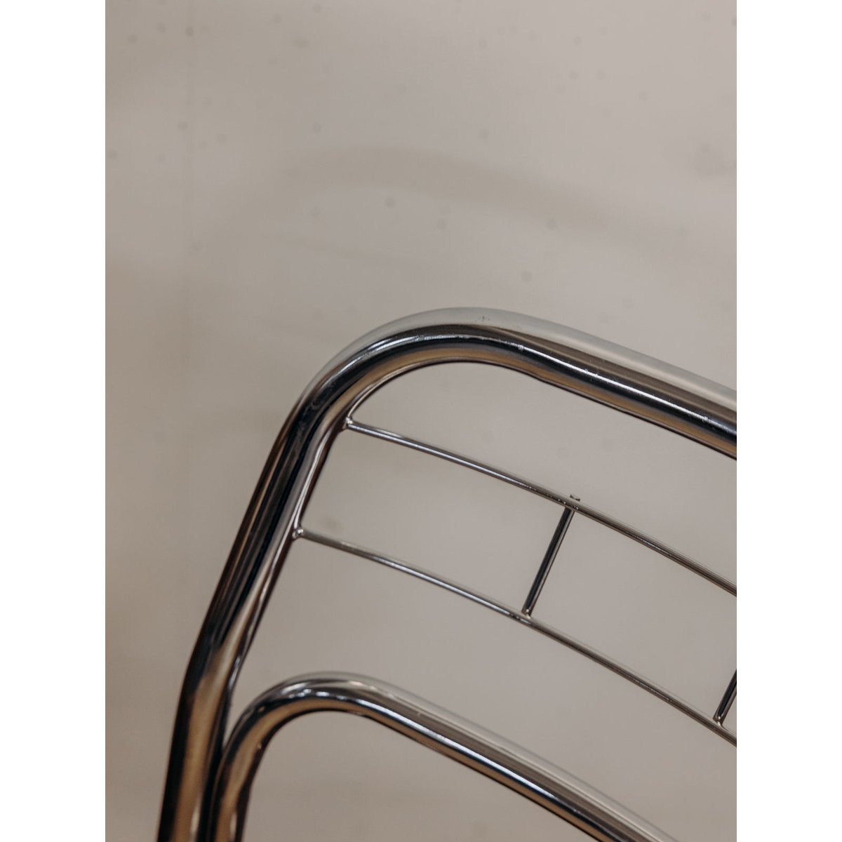 Paire de chaises à structure chromée Alma N°1989 - Bon état beige, DEBONGOUT