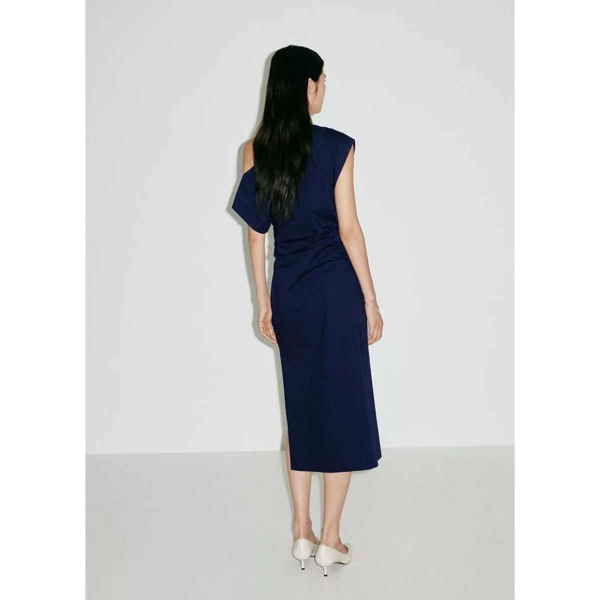Robe asymétrique froncée bleu, MANGO