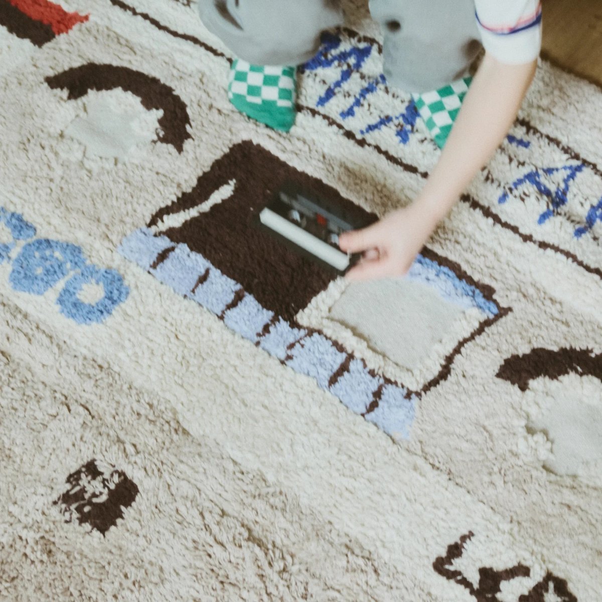 Tapis lavable Cassette MUSIC STUDIO naturel, gris clair, grain de café, rouge coquelicot, LORENA CANALS