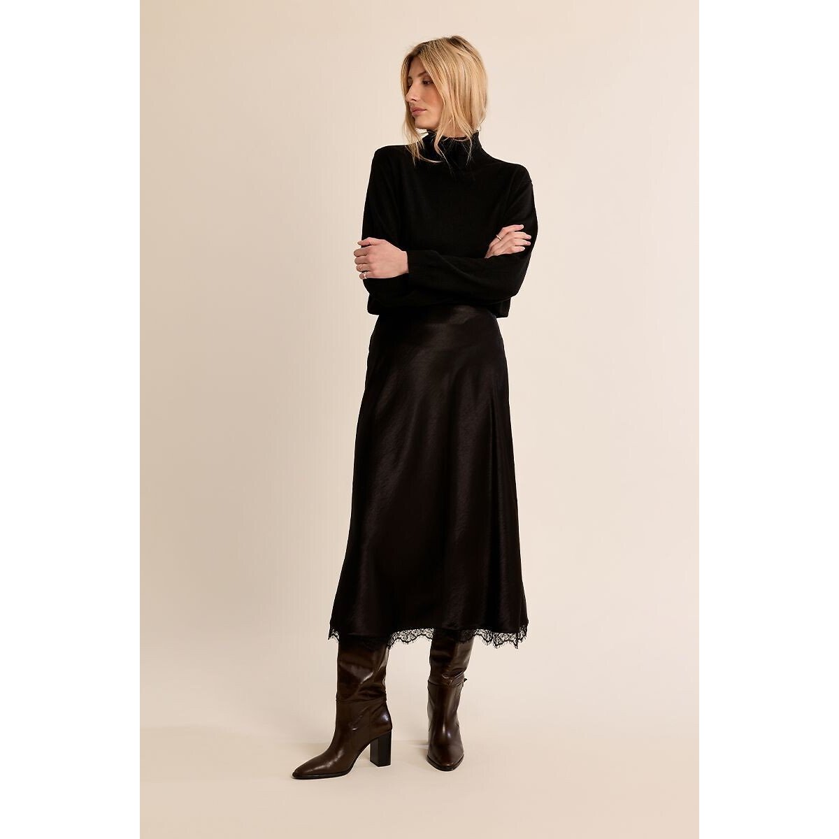 Jupe longue satinée, détail broderie noir, MOLLY BRACKEN