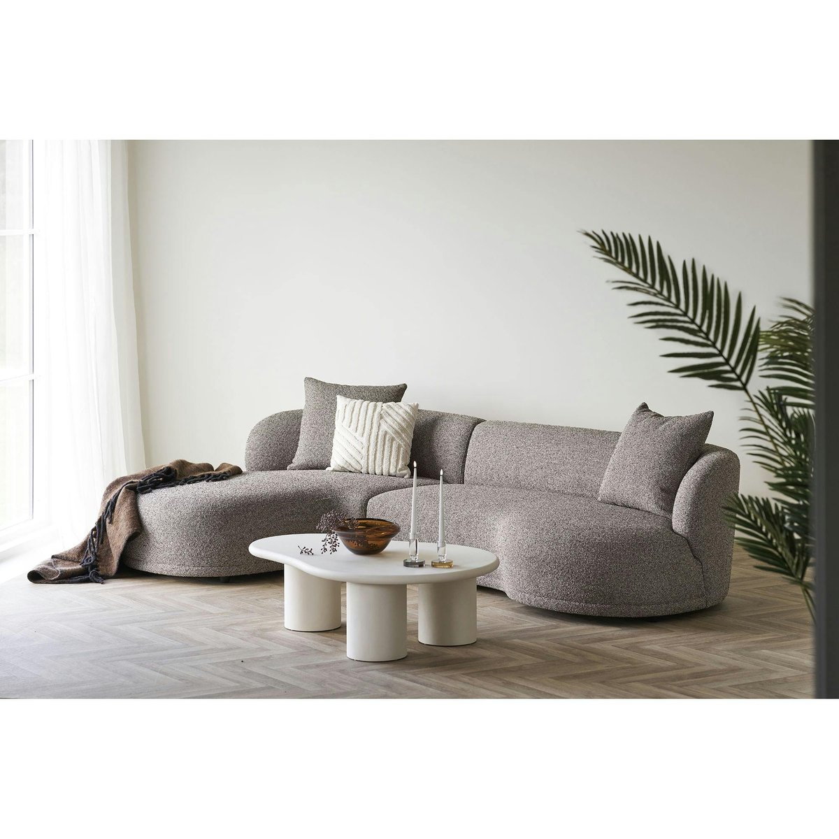 Table basse organique - finition peinture ciment TALLINN beige, PIER IMPORT