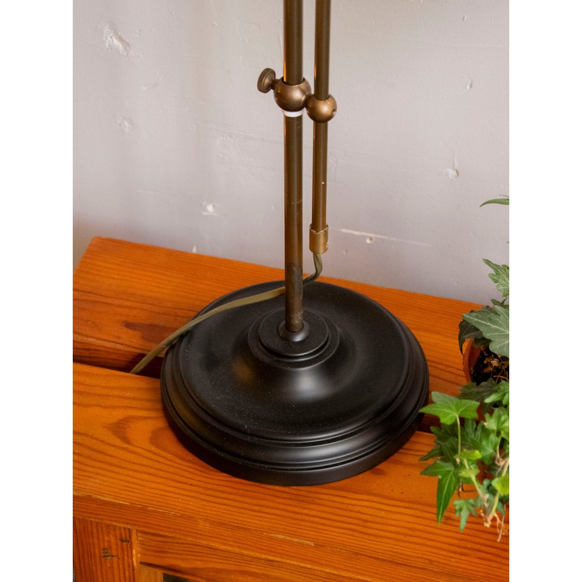Lampe en fer forgé à la structure robuste Suzanne N°636 - Bon état métal, DEBONGOUT