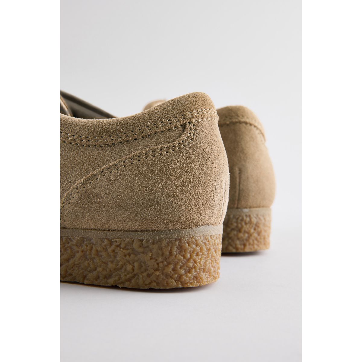 Chaussures en daim avec plastron grège, NEXT