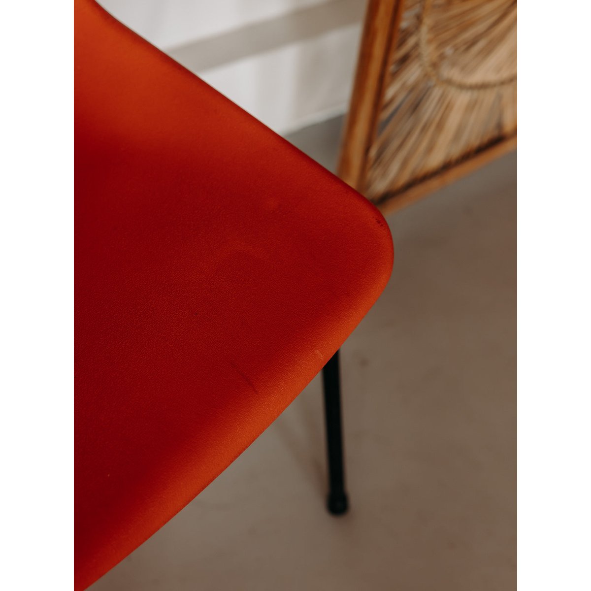 Paire de chaises oranges aux allures rétro Alma N°2002 - Bon état rouge, DEBONGOUT