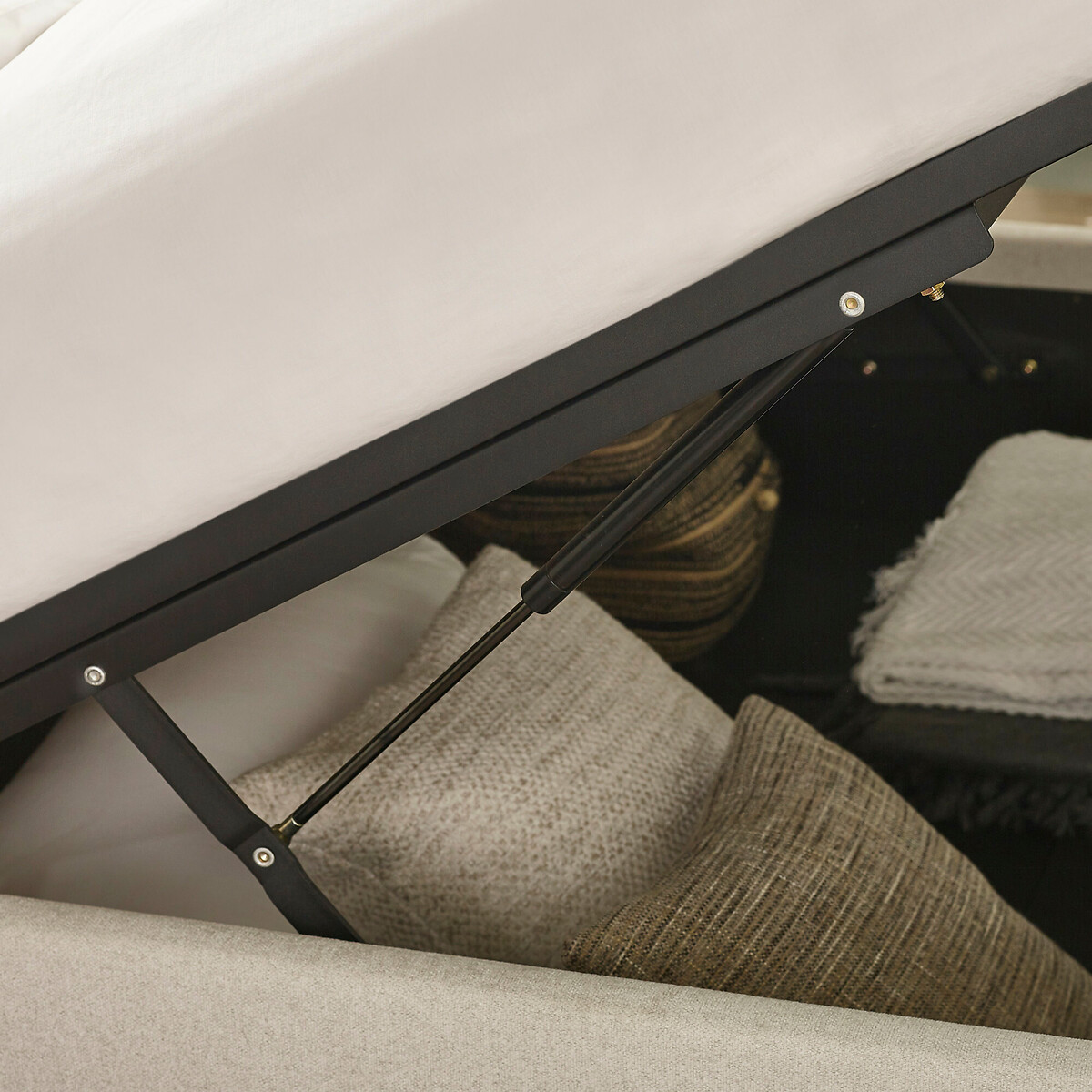 Merrick Pillowback Upholstered Ottoman Storage Bed linen, ÉDITÉ