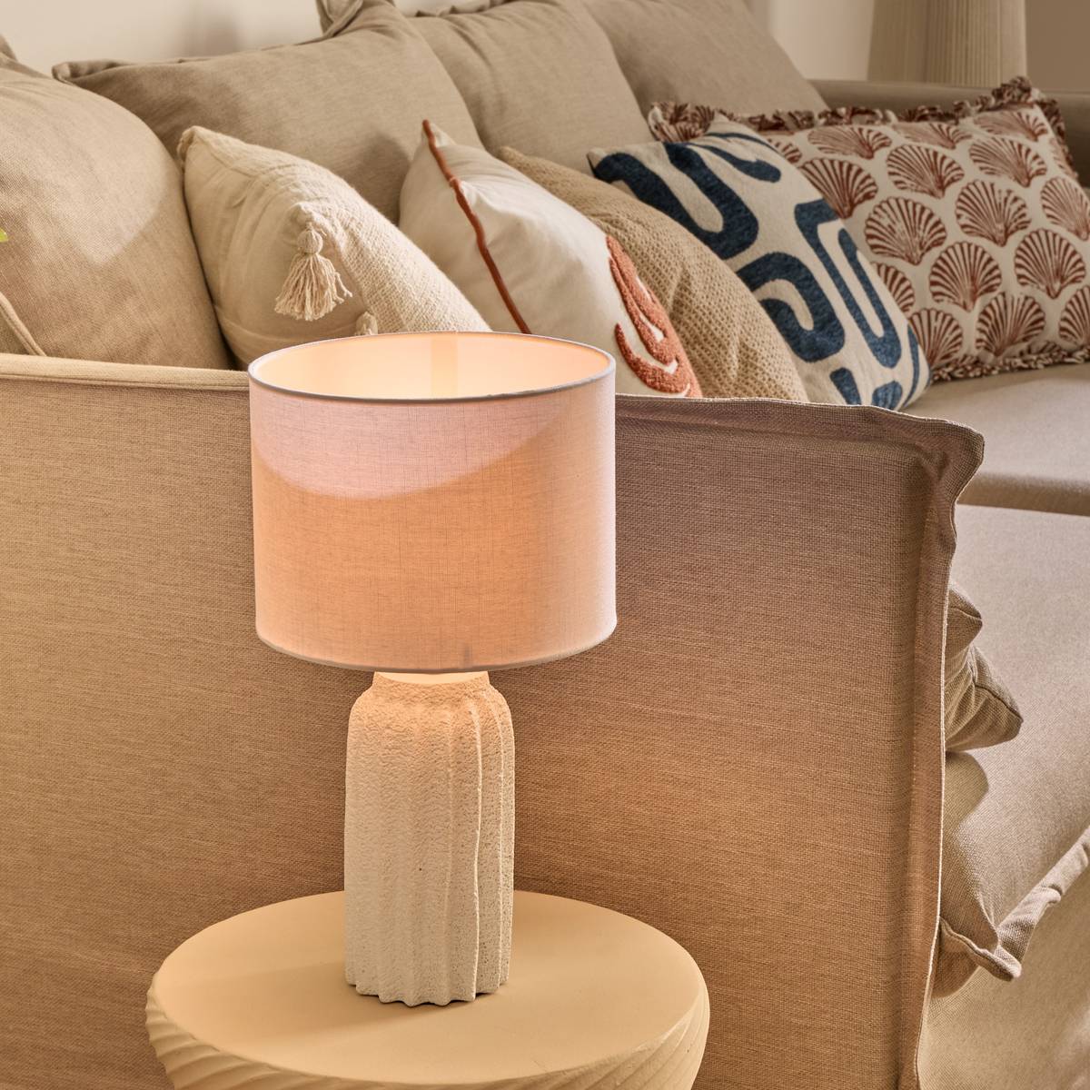 Lampe à poser en béton texturé abat-jour en tissu FERNAN blanc, ATMOSPHERA