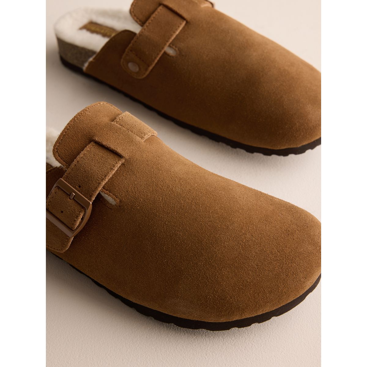 Chaussons mules en daim à boucle marron fauve, NEXT