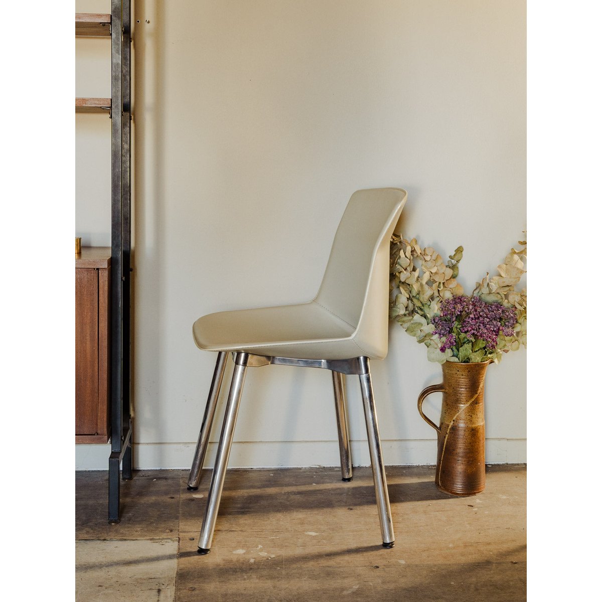Chaise en cuir Alma N°862 - Bon état beige, DEBONGOUT