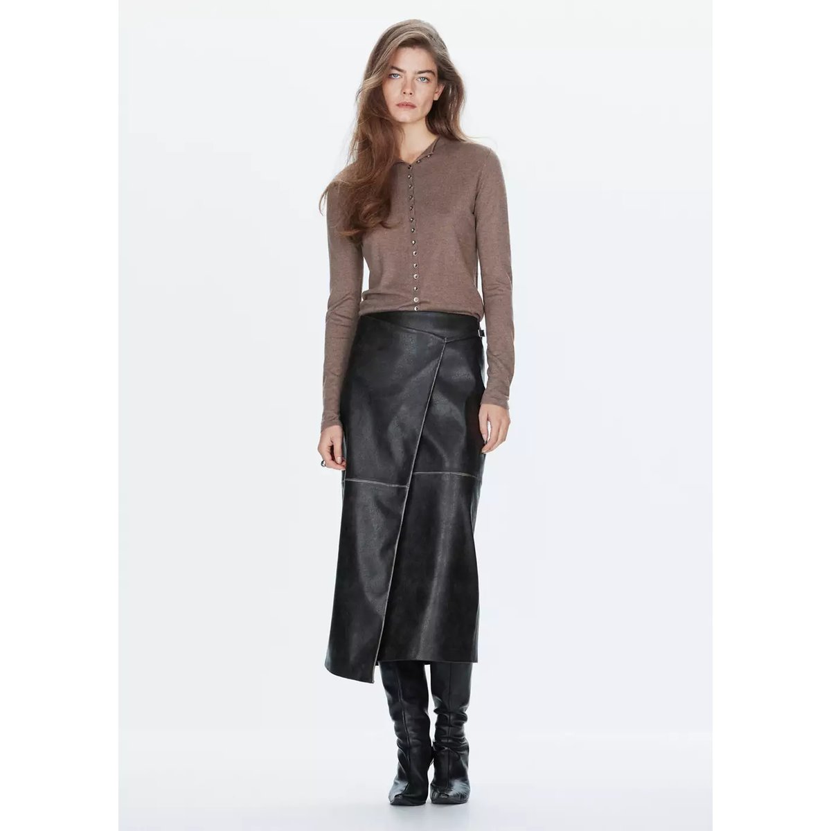 Jupe croisée en cuir synthétique noir, MANGO