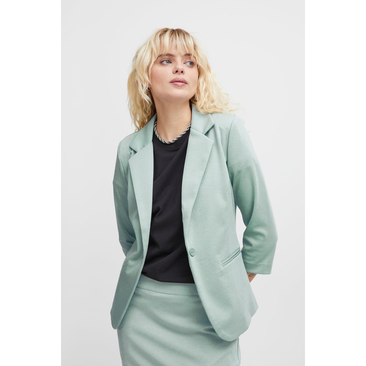 Blazer coupe droit, manches 3/4, poches passepoilées bleu ether, ICHI